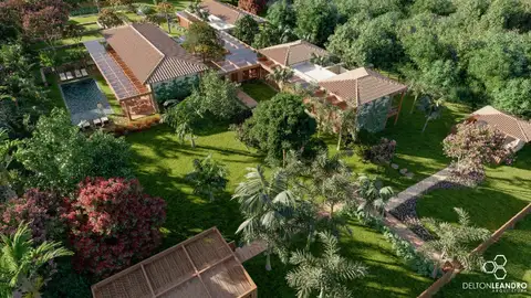 Uma casa aconchegante e iluminada em meio a um jardim tropical baiano