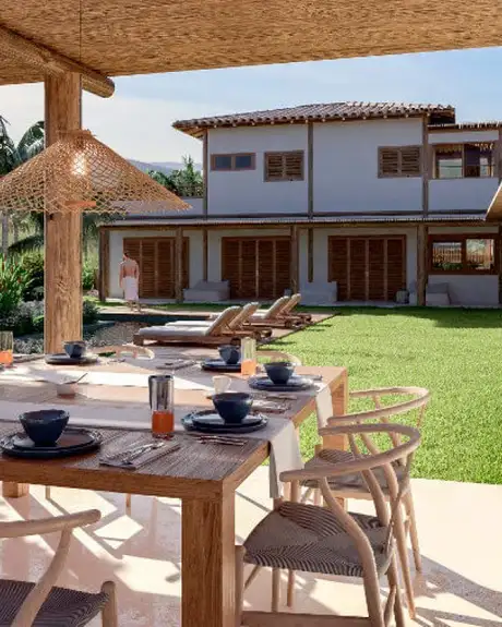 Casa de veraneio construída com materiais simples e uma linda vista para o pôr do sol