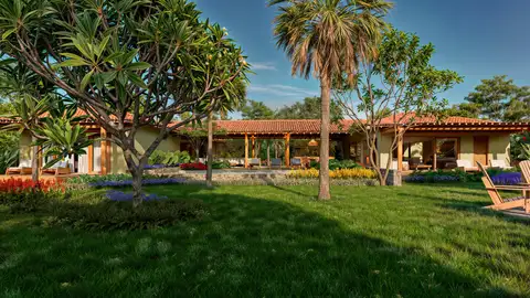 La casa es un refugio tranquilo en Golfe do Outeiro, donde la apacible calle termina y los árboles empiezan a guiar la experiencia. Forman una especie de abrazo acogedor, troncos altos, sombra generosa, y fue entre ellos donde la casa encontró su lugar